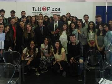 Prof. Luigi Frusciante with students from the audience at the Tuttopizza festival